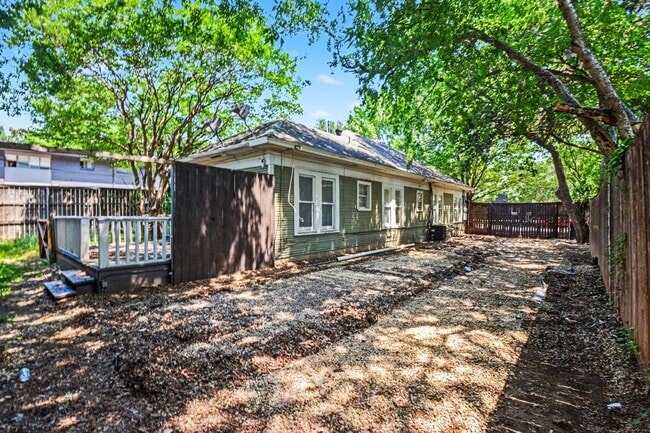 Building Photo - Bungalow- 915