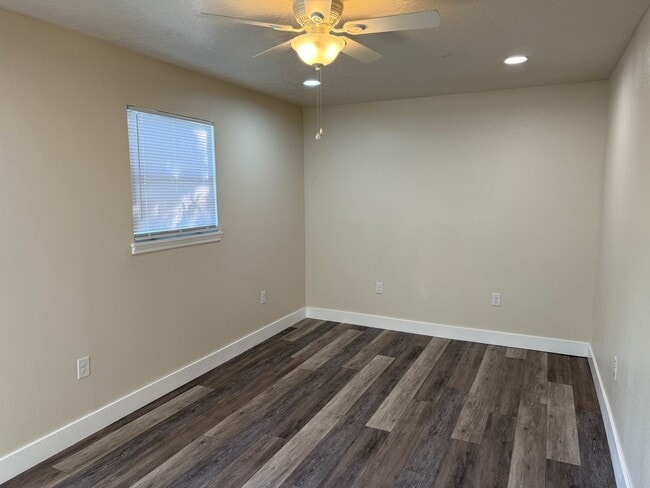 Building Photo - 3 Bedroom/1 Bathroom Single Family Home