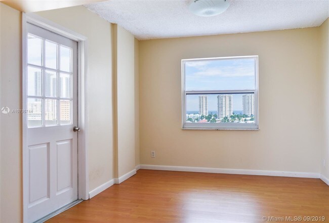 Building Photo - 401 Golden Isles Dr