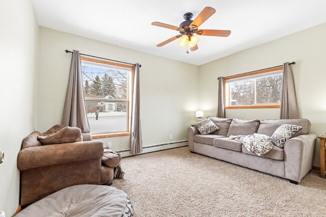 Building Photo - Spacious 4-Bedroom Home in the Heart of Sh...