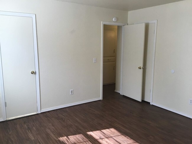 Building Photo - 513 S Silver Leaf Dr