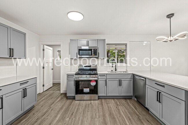 Building Photo - Stylish 3-Bed, 2-Bath Home Minutes from Do...