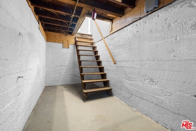 Building Photo - 2400 W 74th St