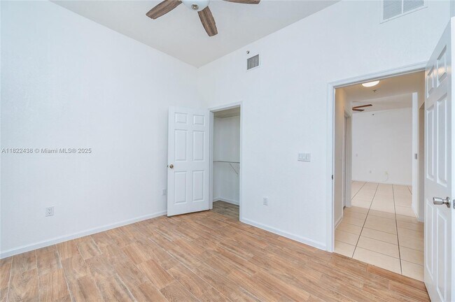Building Photo - 2851 Riverside Dr