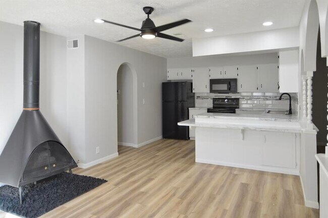 Building Photo - 6505 S 46th St