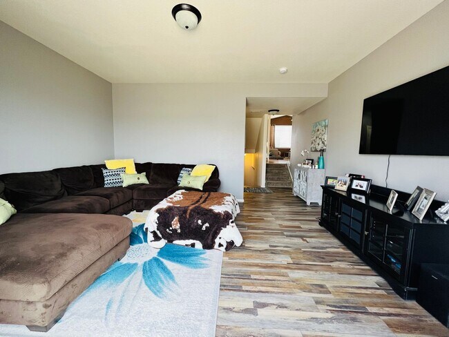 Building Photo - Gorgeous 3 bed/2.5 bath home with 3-CAR TA...