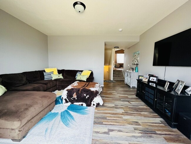 Building Photo - Gorgeous 3 bed/2.5 bath home with 3-CAR TANDEM GARAGE in Painted Sky