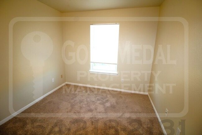 Building Photo - Discover comfort and convenience in this w...