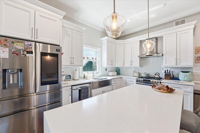 Building Photo - 41 Bentley Ave