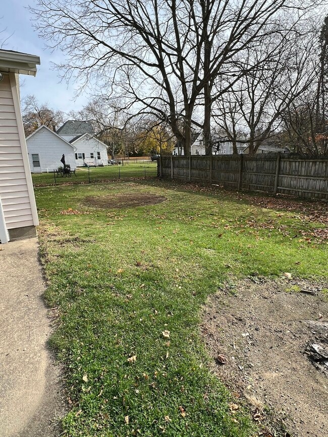 Building Photo - 814 Hall St