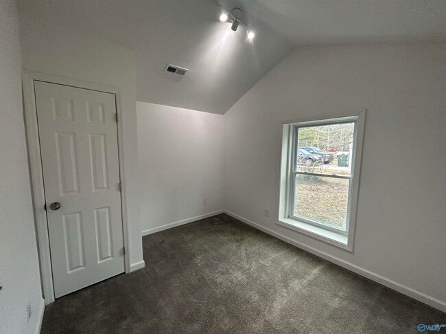 Building Photo - 614 Maple Rd