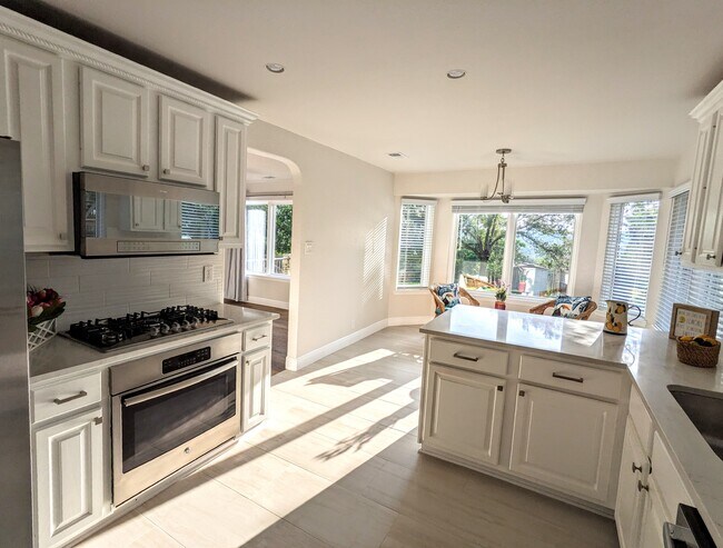 Building Photo - 6815 Bayridge Ter