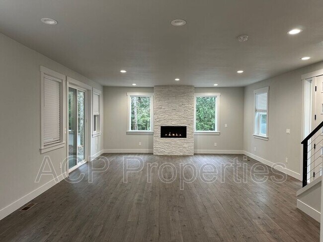 Building Photo - 8 Clematis Ln