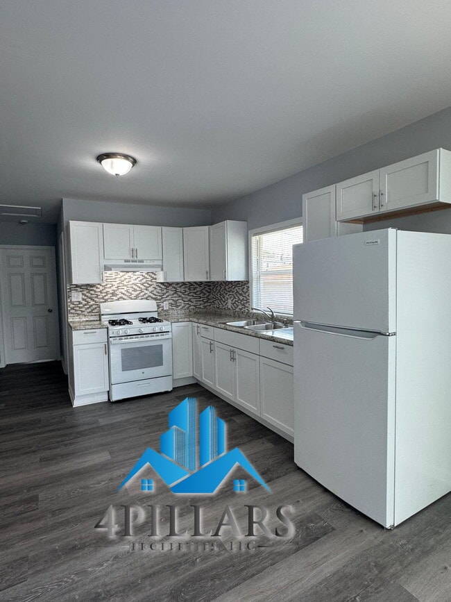 Building Photo - "Beautiful 3-Bedroom Retreat with 2 Baths ...