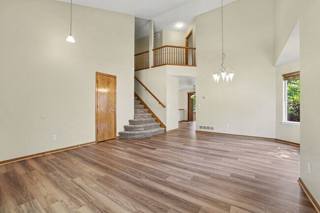 Building Photo - Spacious 5 Bedroom Home with Fenced Yard & 2 Car Garage