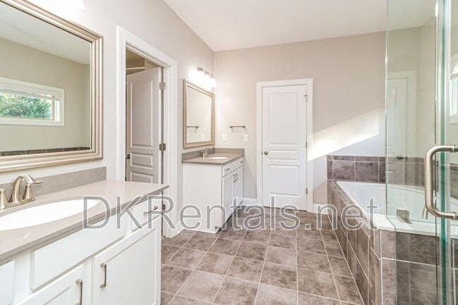 Building Photo - 5780 Bradenton Rd