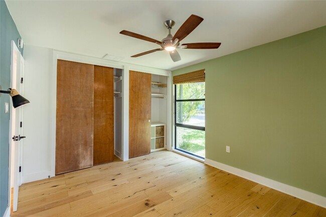 Building Photo - 1423 Broadmoor Dr