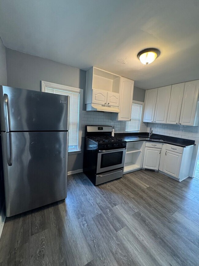 Building Photo - 2 Bedroom 1 Bathroom house in Calumet Park...