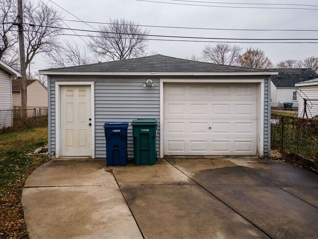 Building Photo - 3 bedroom - 2 bathroom - Lincoln Park - $1...