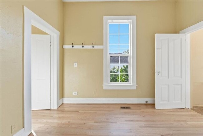 Building Photo - Charming Updated Home in SE Portland!