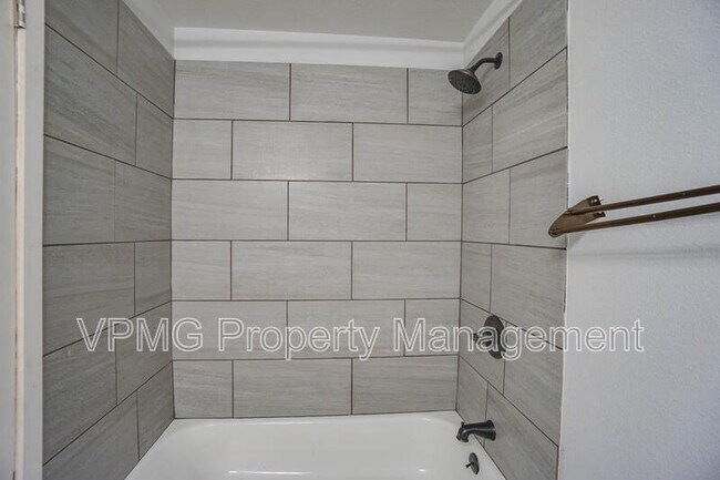 Building Photo - 3513 NE 135th Ave