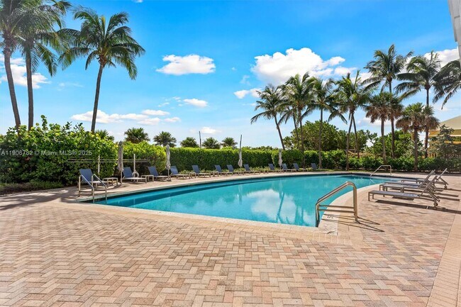 Building Photo - 6515 Collins Ave