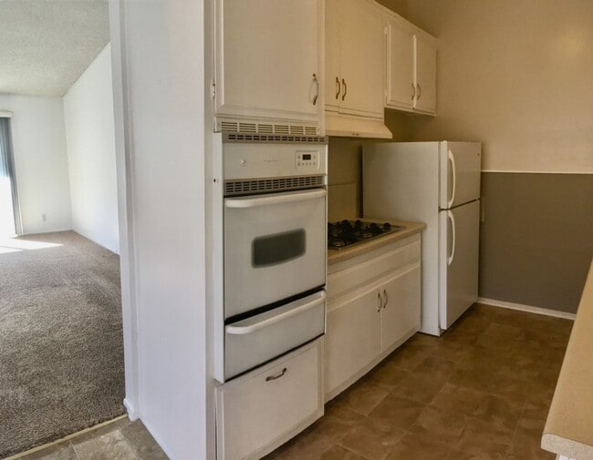 Building Photo - Mid Town Ventura - One Bedroom, One Bathro...