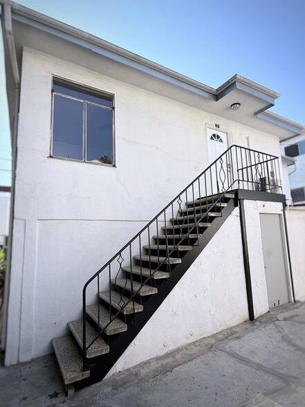 Building Photo - 751 N Sycamore Ave