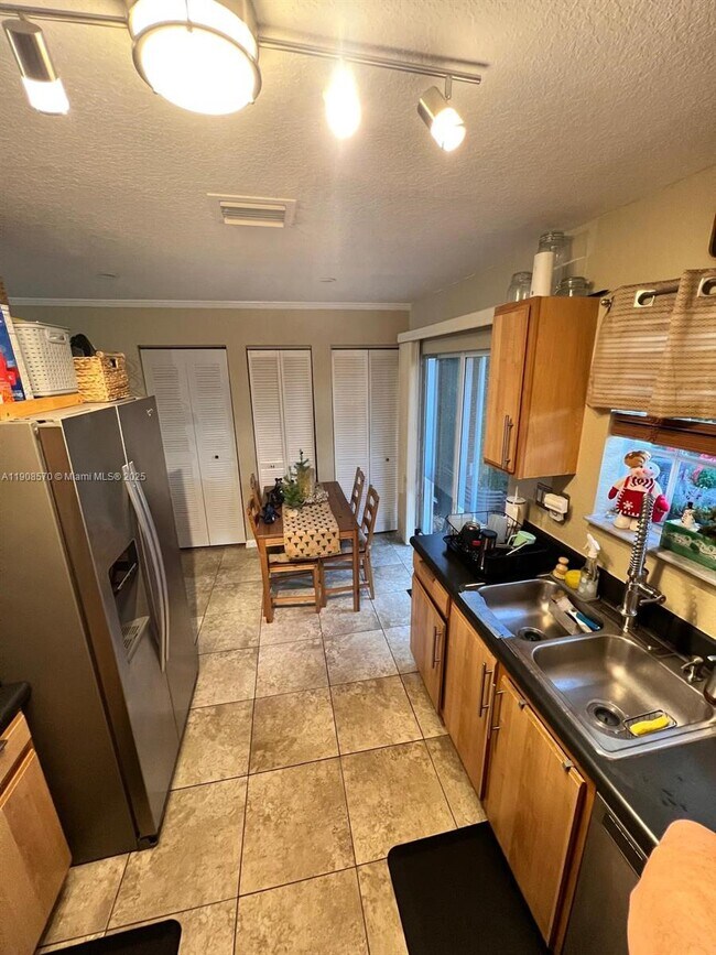 Building Photo - 2098 NE 167th St