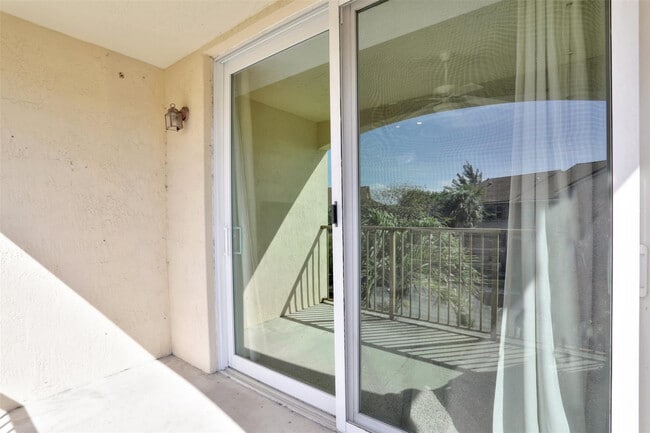 Building Photo - 723 Villa Cir