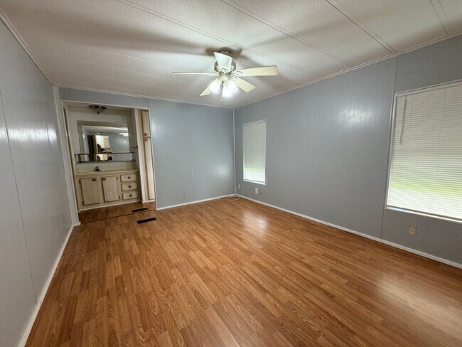 Building Photo - OVERSIZED 2/2 IN QUIET NEIGHBORHOOD!