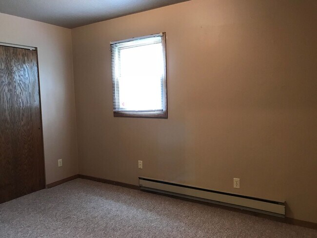 Building Photo - 718/720 6th St NE