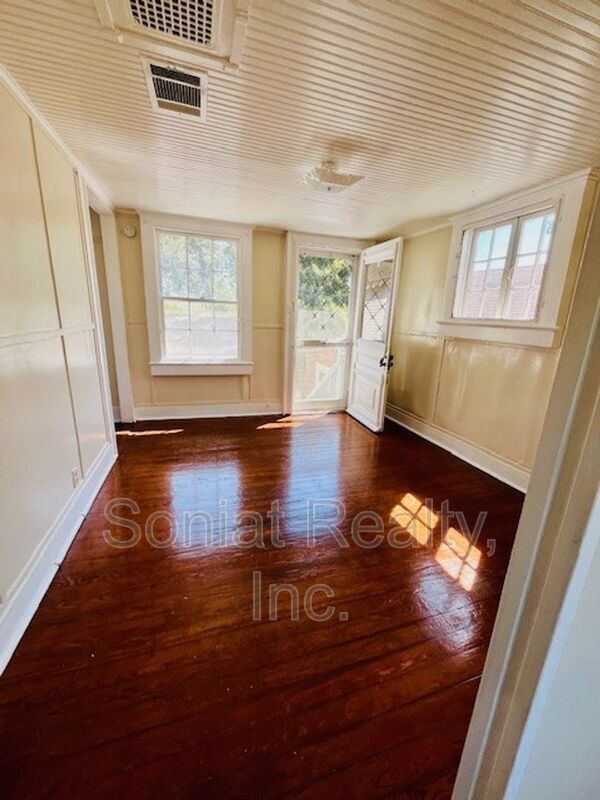 Building Photo - 815 Dante St