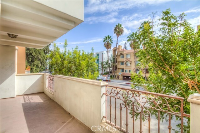 Building Photo - 4551 Coldwater Canyon Ave