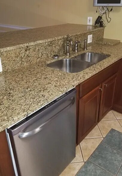 Building Photo - 37 S Ann St