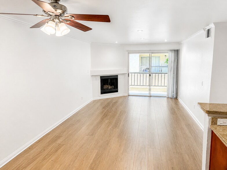 Building Photo - 5525 Canoga Ave