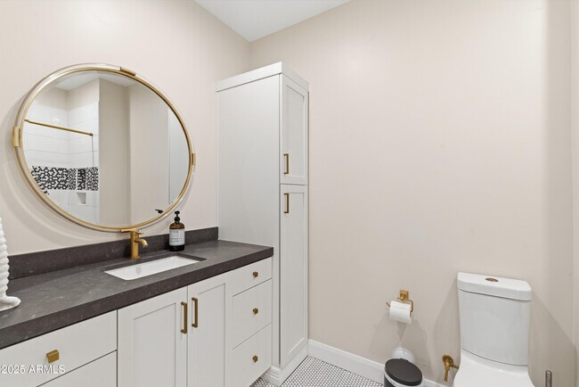 Building Photo - 4601 N Royal View Dr