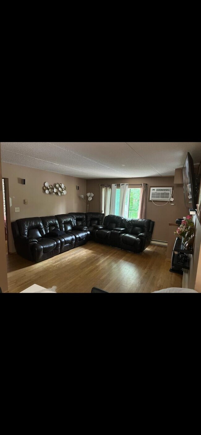 Building Photo - 972 N Rohlwing Rd