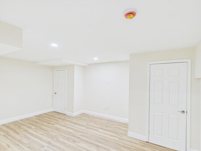 Building Photo - 720 E Newport Rd