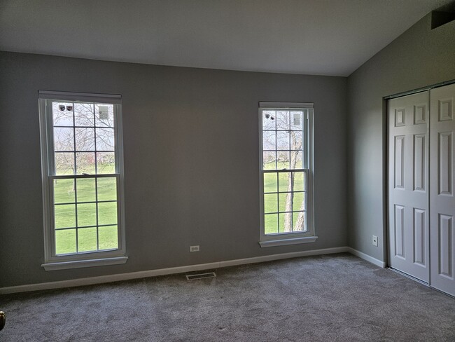Building Photo - 65 S Golfview Ct