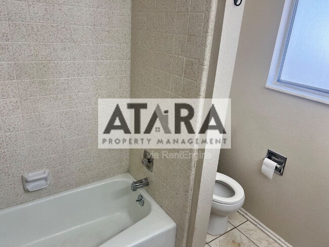 Building Photo - 270 Country Club Dr