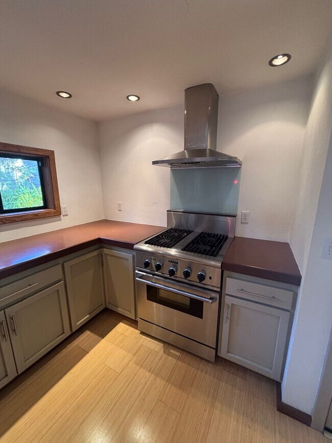 Building Photo - Large 2 bedroom 2.5 bathroom Bennett Valley Home with community pool and views