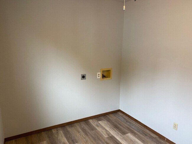 Building Photo - 608 N Walnut Ave