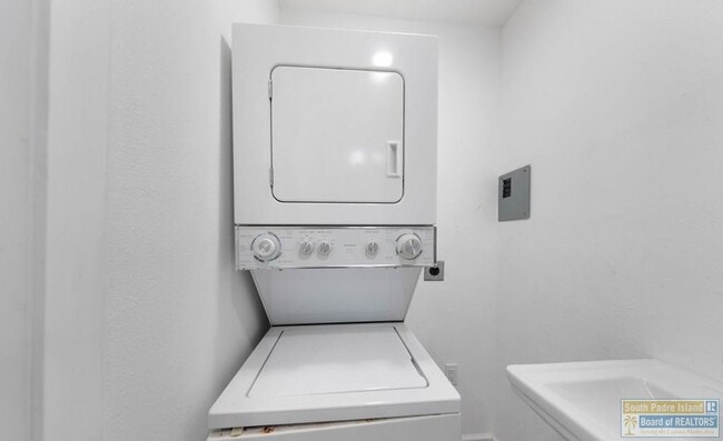 Building Photo - 313 McFadden Dr