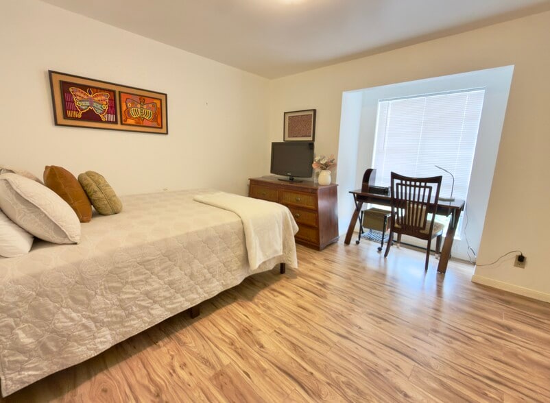 Bedroom two w/queen bed - 2901 Central Blvd