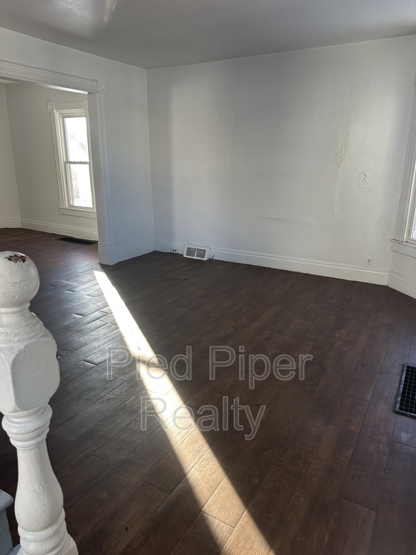 Building Photo - 425 W American St