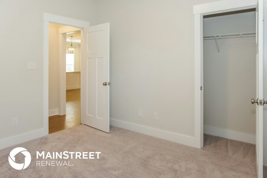 Building Photo - 14705 Greenleaf Dr