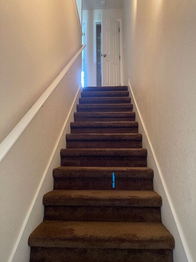 Building Photo - 2 Bedroom/2 1/2 Bathroom End Unit Apartment