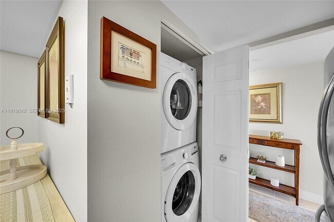 Building Photo - 3200 Port Royale Dr N