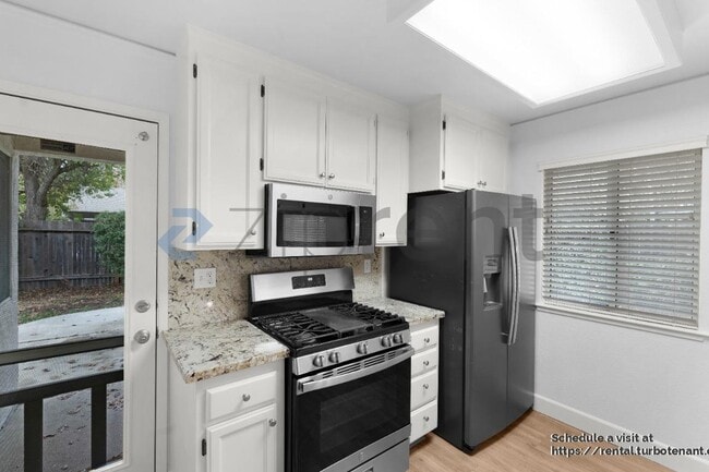 Building Photo - 2275 La Mesa Ct